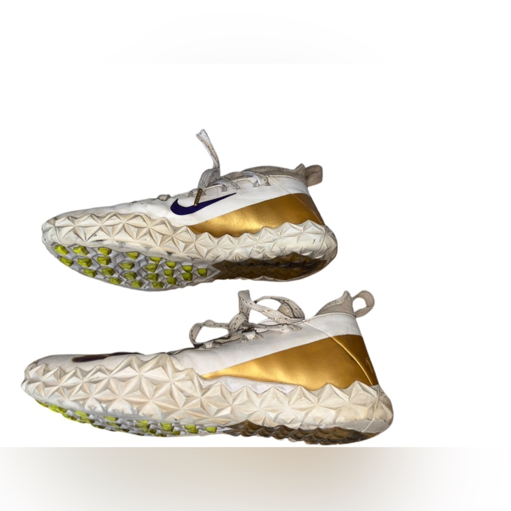 SOLD
NIKE ALPHA HUARACHE 6 ELT TF LAX LE SIZE 9 White, gold & purple shoes - Picture 3 of 15